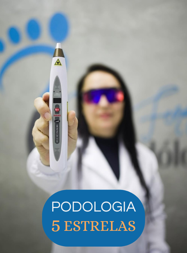 Podologia em Várzea Paulista - Carla Ferrarezi atendendo paciente